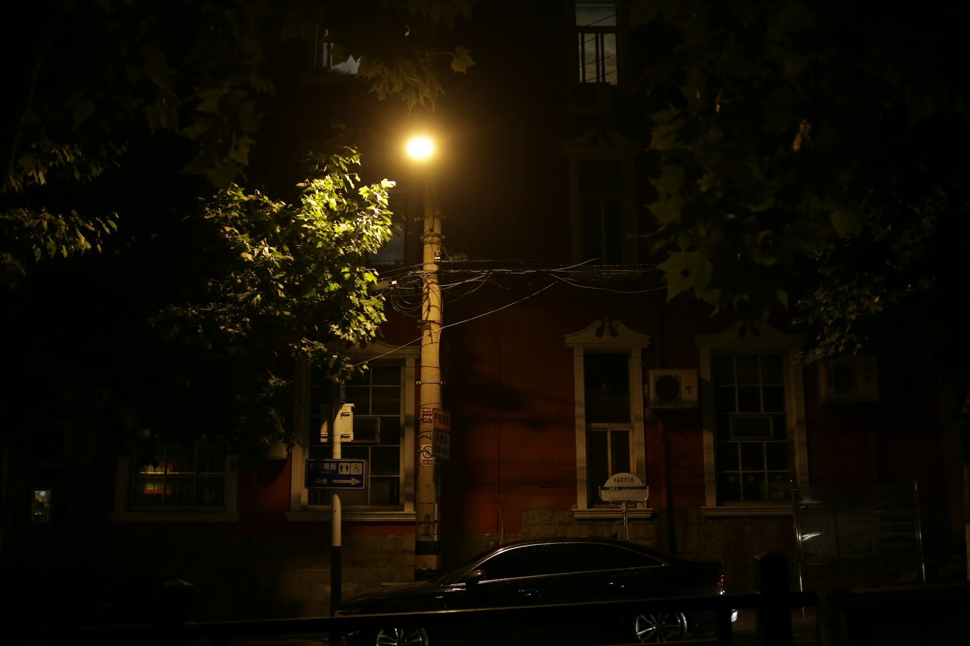 Strada di notte con lampione
