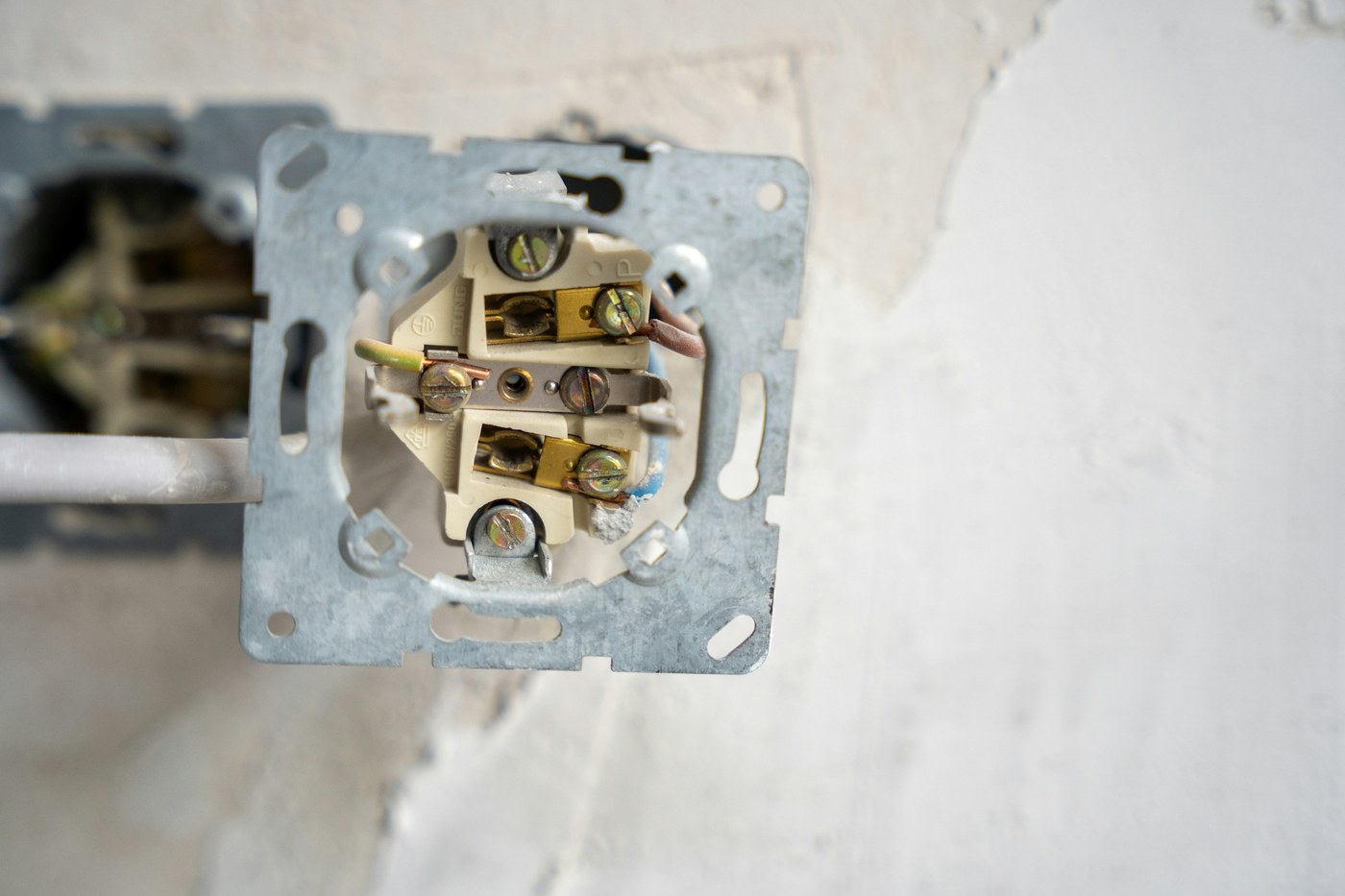 Presa elettrica smontata